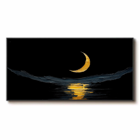 هلال القمر فوق الماء