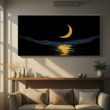 هلال القمر فوق الماء