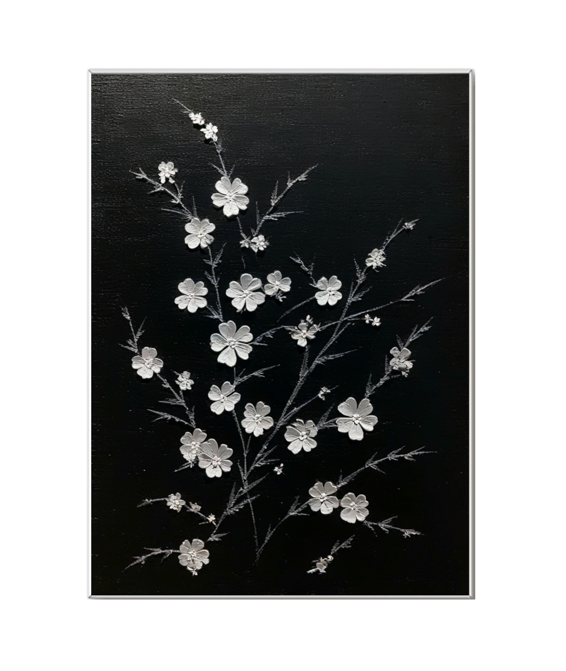 Fleurs d'argent contre la nuit : une danse florale délicate 