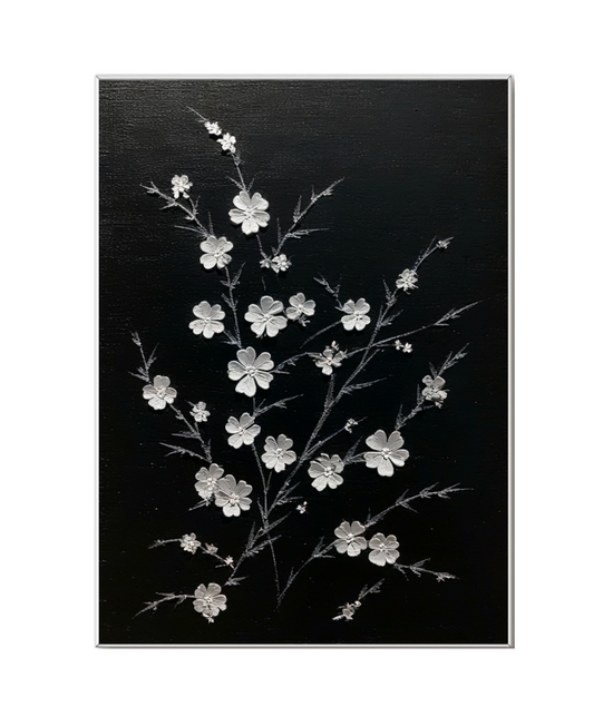 Fleurs d'argent contre la nuit : une danse florale délicate 