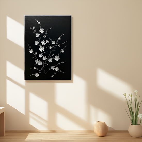 Fleurs d'argent contre la nuit : une danse florale délicate 