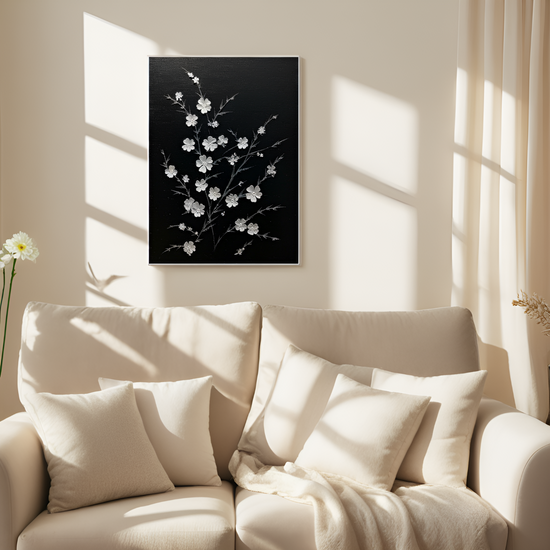 Fleurs d'argent contre la nuit : une danse florale délicate 